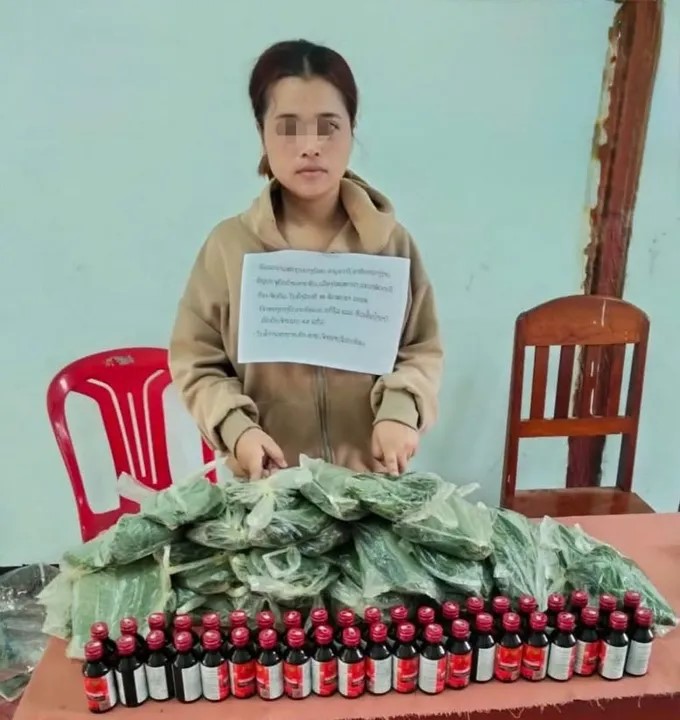 Nghi phạm bị lực lượng chức năng bắt giữ cùng tang vật. (Ảnh: Công an tỉnh Quảng Ngãi) Nghi phạm bị lực lượng chức năng bắt giữ cùng tang vật. (Ảnh: Công an tỉnh Quảng Ngãi)