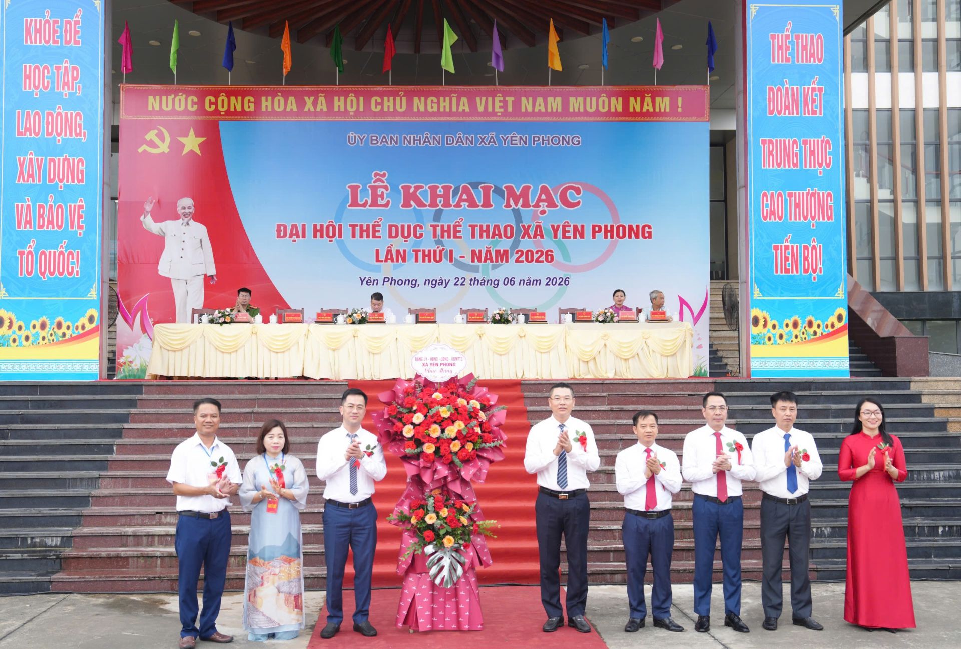C&aacute;c đồng ch&iacute; l&atilde;nh đạo x&atilde; tặng hoa ch&uacute;c mừng lễ khai mạc