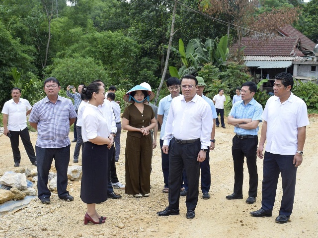 Phó Chủ tịch UBND tỉnh Phùng Thành Vinh và đoàn công tác nghe chủ đầu tư báo cáo một số khó khăn trong quá trình triển khai dự án tại các xã miền Tây Nghệ An. Phó Chủ tịch UBND tỉnh Phùng Thành Vinh và đoàn công tác nghe chủ đầu tư báo cáo một số khó khăn trong quá trình triển khai dự án tại các xã miền Tây Nghệ An.