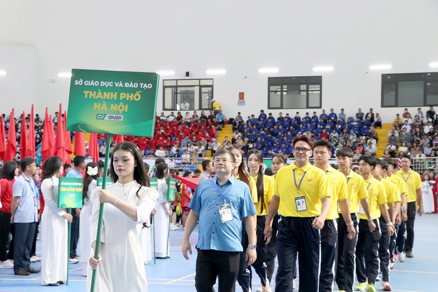 Các đoàn thể thao học sinh của các tỉnh, thành phố diễu hành tại lễ khai mạc Các đoàn thể thao học sinh của các tỉnh, thành phố diễu hành tại lễ khai mạc
