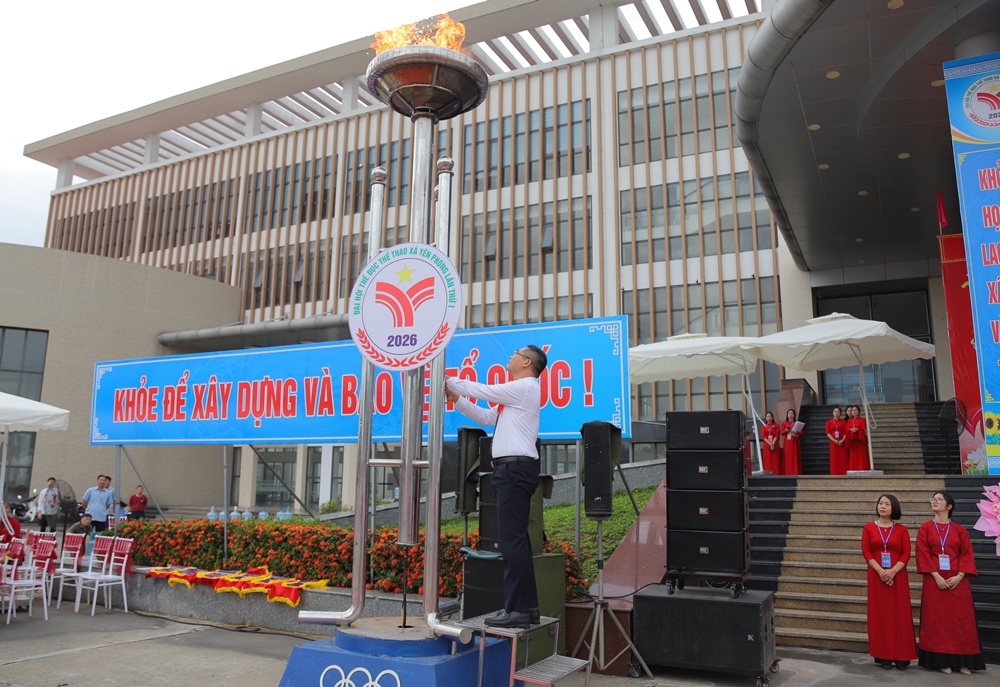 Đồng ch&iacute; Nguyễn Văn Ho&agrave;n, B&iacute; thư Đảng ủy, Chủ tịch HĐND x&atilde; Y&ecirc;n Phong thắp s&aacute;ng đ&agrave;i lửa Đại hội.