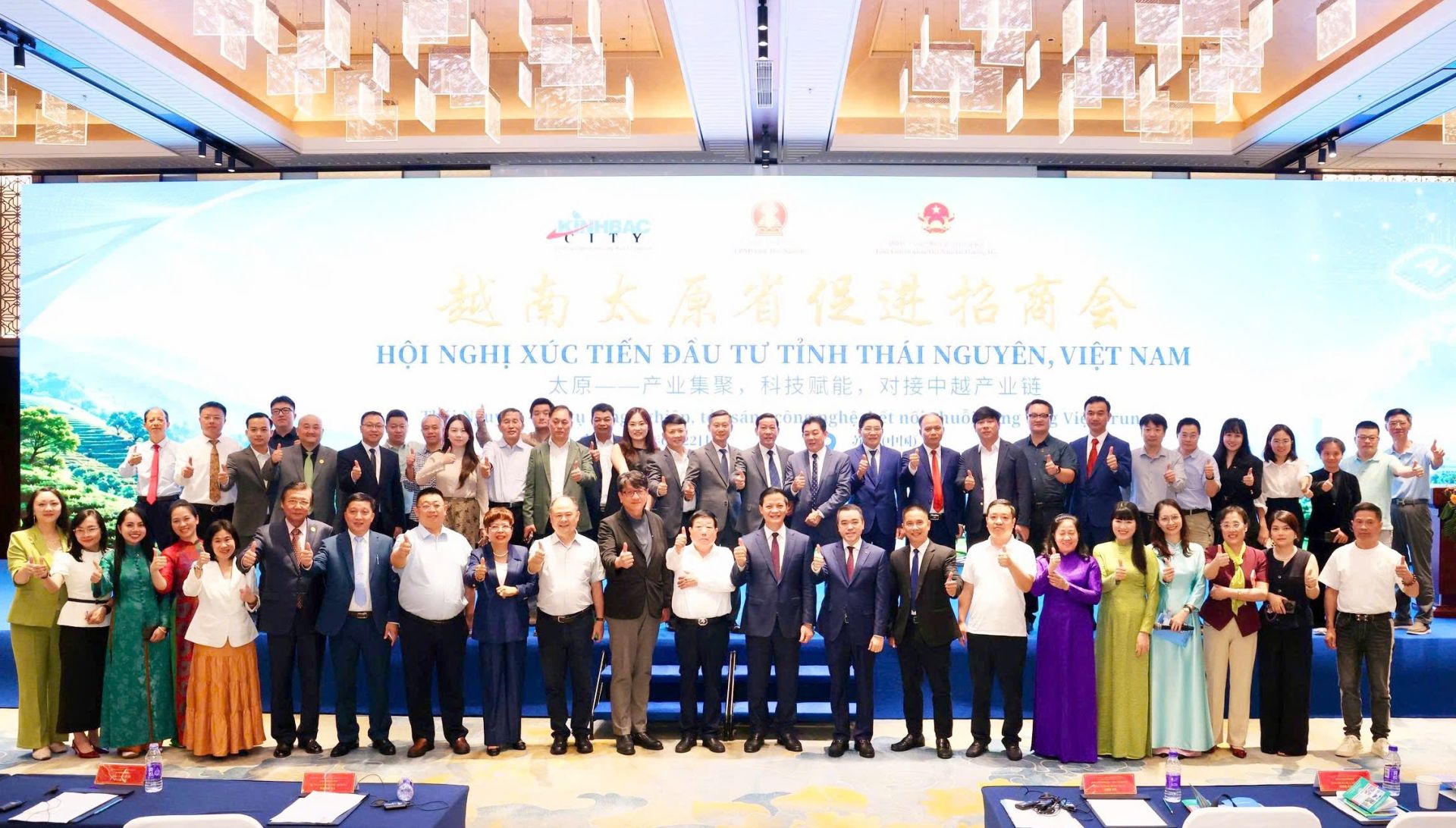 C&aacute;c đại biểu chụp ảnh lưu niệm.