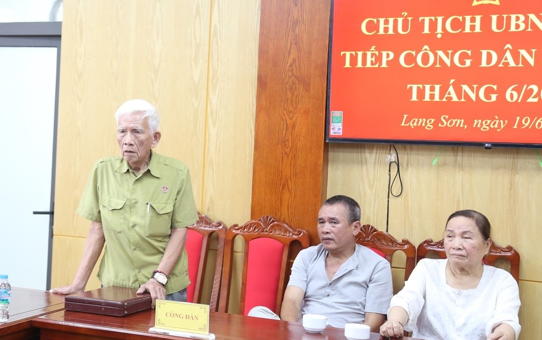 Công dân trình bày, kiến nghị các nội dung tại buổi tiếp Công dân trình bày, kiến nghị các nội dung tại buổi tiếp