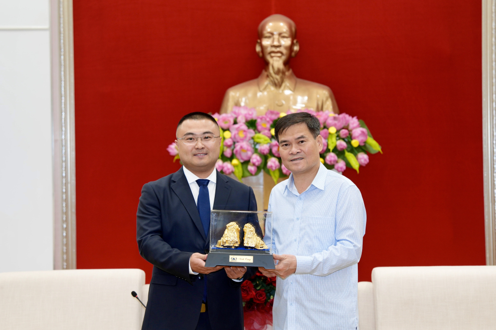 Chủ tịch UBND tỉnh Quảng Ninh Bùi Văn Khắng tặng quà biểu tượng vịnh Hạ Long cho ông Lưu Ba, Tổng Giám đốc Công ty TNHH Muyuan Việt Nam Chủ tịch UBND tỉnh Quảng Ninh Bùi Văn Khắng tặng quà biểu tượng vịnh Hạ Long cho ông Lưu Ba, Tổng Giám đốc Công ty TNHH Muyuan Việt Nam