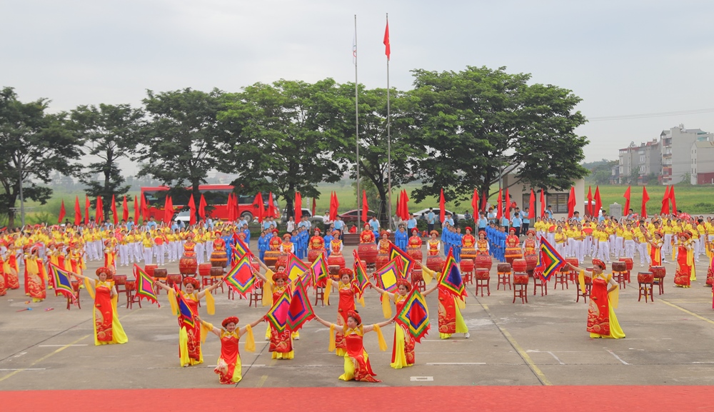 M&agrave;n trống hội mở m&agrave;n chương tr&igrave;nh đồng diễn nghệ thuật.
