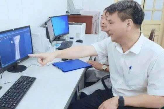 TS.BS Nguyễn Khuyến lu&ocirc;n ti&ecirc;n phong chuyển đổi số, g&oacute;p phần x&acirc;y dựng hệ sinh th&aacute;i số hiện đại, vận h&agrave;nh bệnh &aacute;n điện tử thay thế ho&agrave;n to&agrave;n bệnh &aacute;n giấy tại Bệnh viện đa khoa V&acirc;n Đ&igrave;nh.
