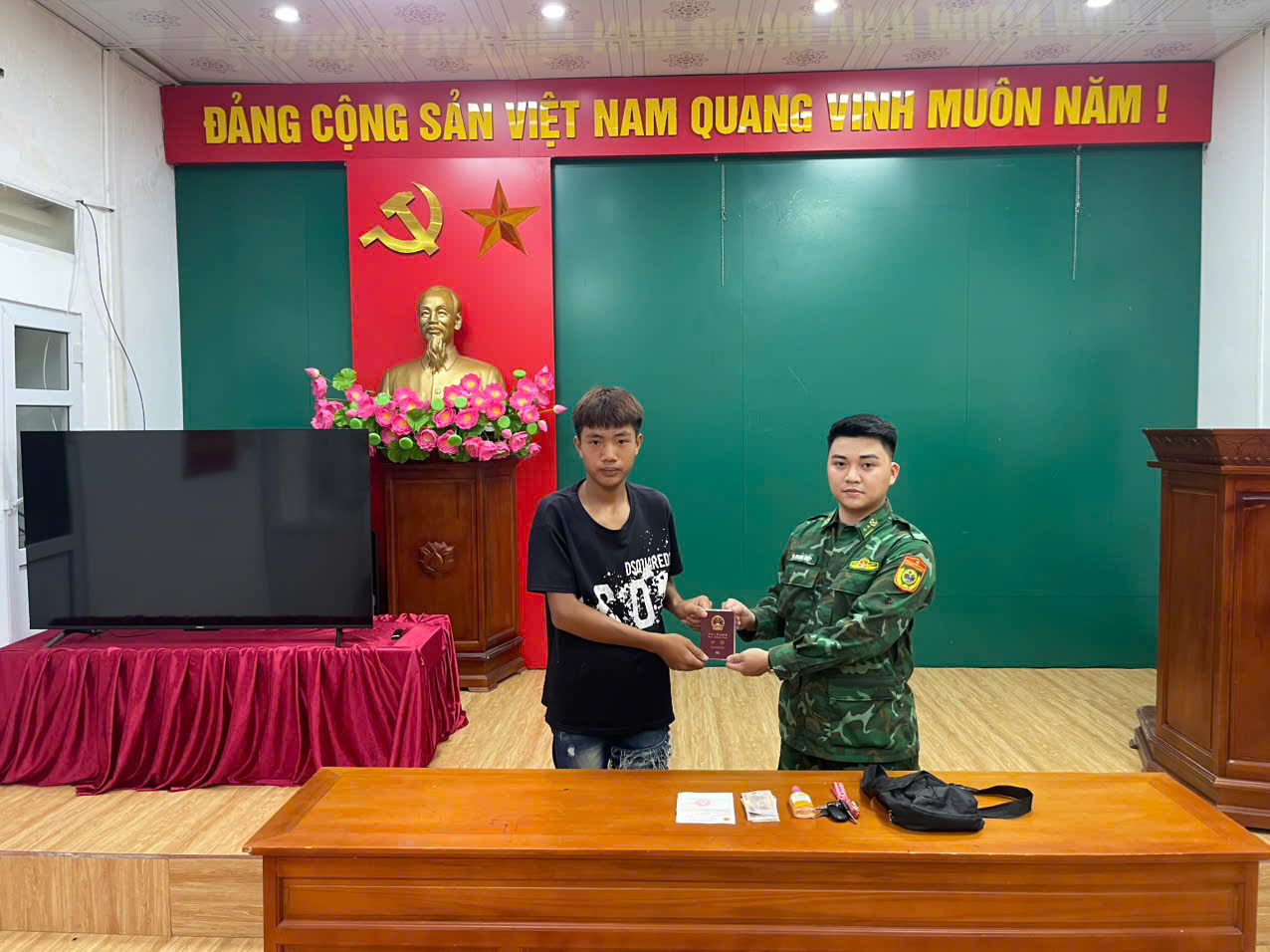 Học sinh lớp 6 nhặt được hộ chiếu cùng tài sản giá trị, giao nộp biên phòng tìm chủ nhân