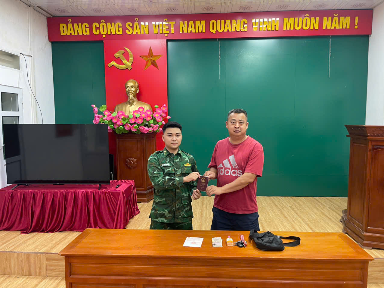 Đồn Biên phòng Bắc Sơn trao trả tài sản cho chủ sở hữu hợp pháp. Ảnh: Đồn BP Bắc Sơn. Đồn Biên phòng Bắc Sơn trao trả tài sản cho chủ sở hữu hợp pháp. Ảnh: Đồn BP Bắc Sơn.