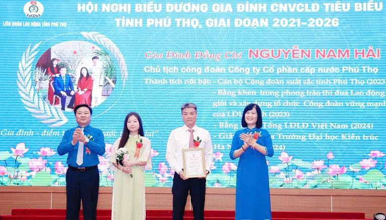Đại diện Tổng Liên đoàn Lao động Việt Nam và Liên đoàn Lao động tỉnh trao chứng nhận và tặng hoa chúc mừng các gia đình tiêu biểu. Đại diện Tổng Liên đoàn Lao động Việt Nam và Liên đoàn Lao động tỉnh trao chứng nhận và tặng hoa chúc mừng các gia đình tiêu biểu.