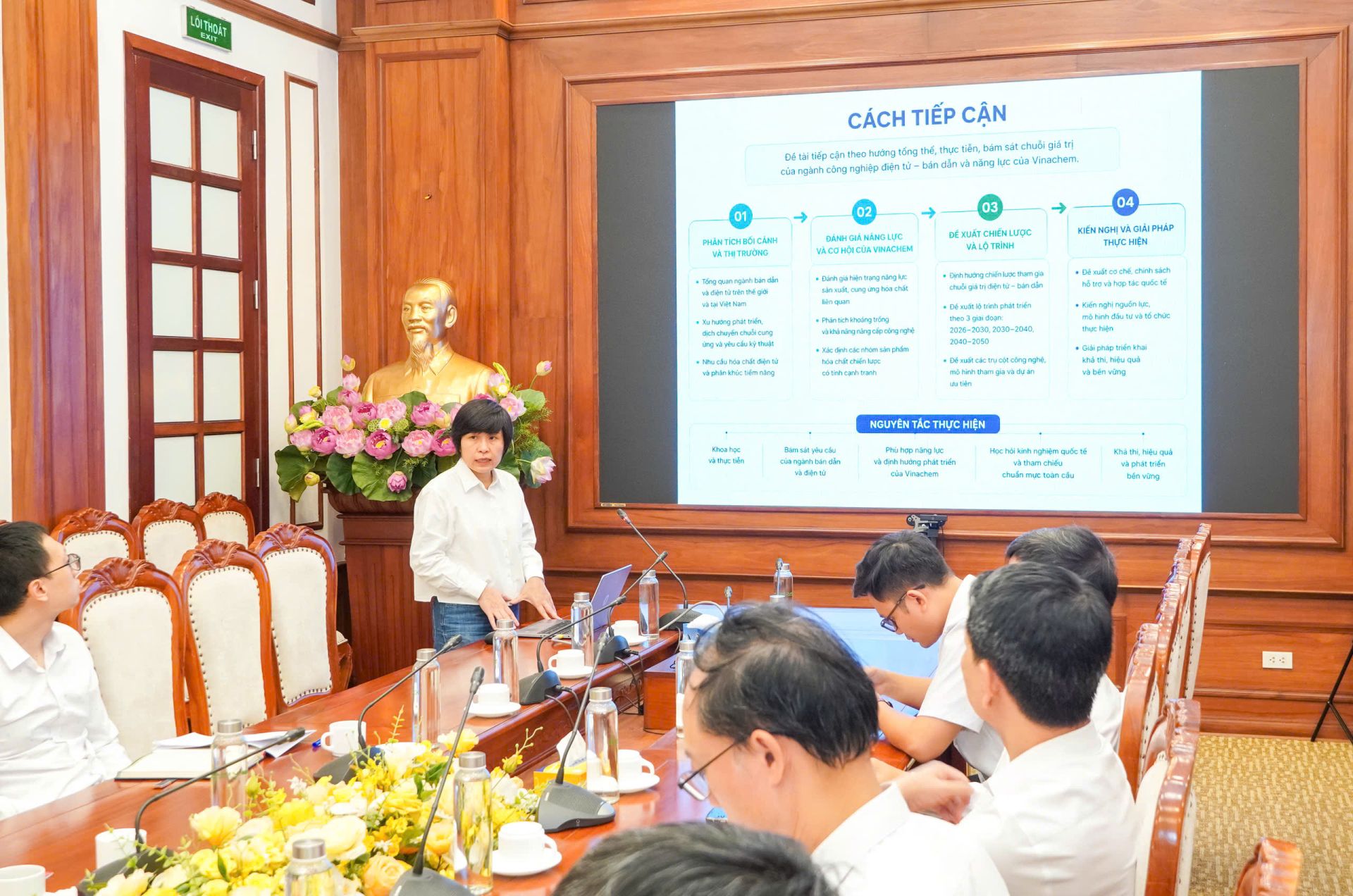 GS.TS. Vũ Thị Thu Hà, Phó Viện Trưởng Viện Hóa học Công nghiệp Việt Nam phát biểu tại hội nghị GS.TS. Vũ Thị Thu Hà, Phó Viện Trưởng Viện Hóa học Công nghiệp Việt Nam phát biểu tại hội nghị
