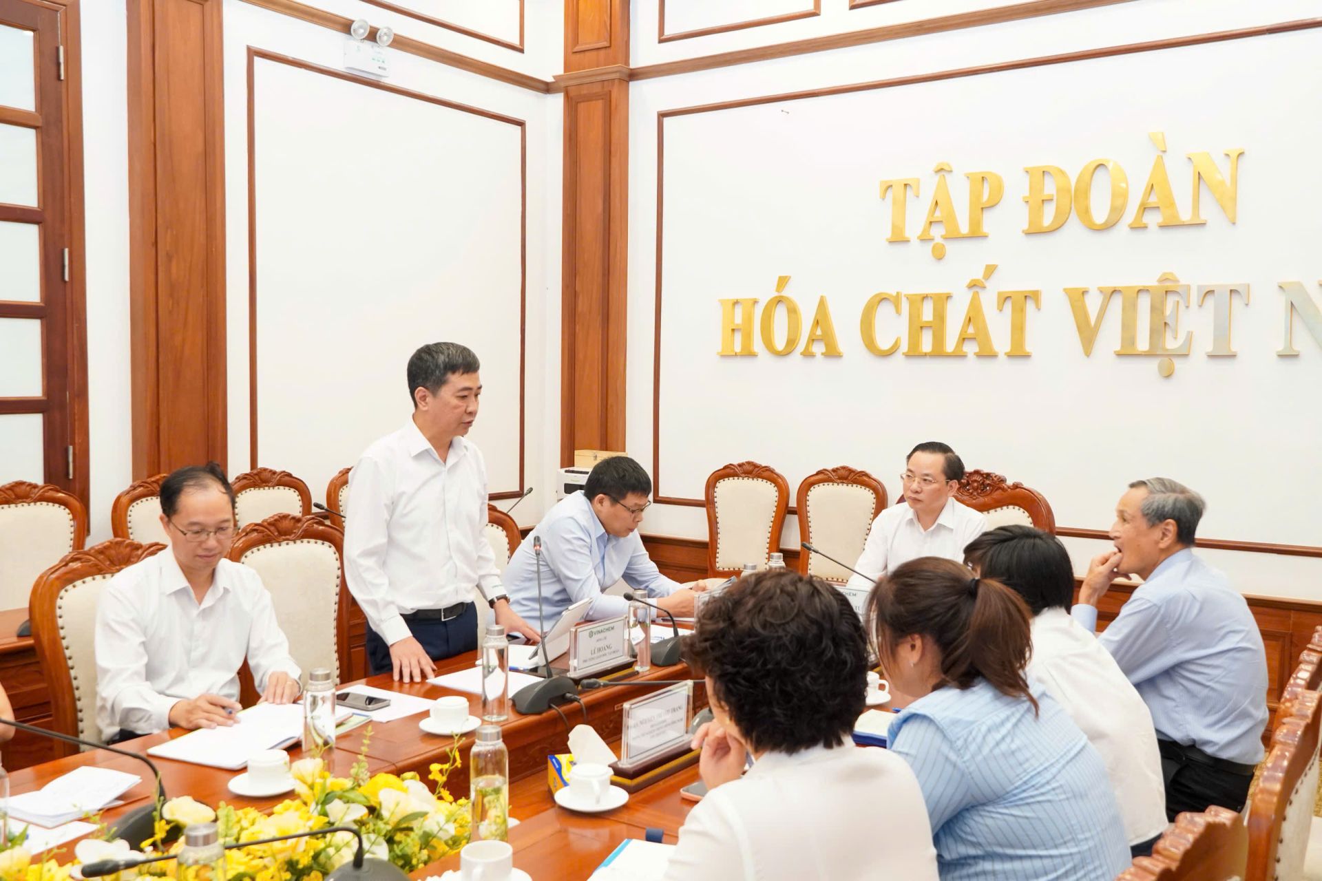 Ông Lê Hoàng, Phó Tổng Giám đốc Tập đoàn Hóa chất Việt Nam phát biểu tại hội nghị Ông Lê Hoàng, Phó Tổng Giám đốc Tập đoàn Hóa chất Việt Nam phát biểu tại hội nghị