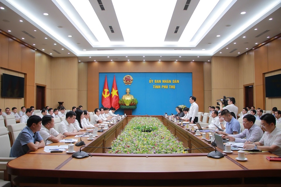 Buổi l&agrave;m việc giữa UBND tỉnh Ph&uacute; Thọ v&agrave; Tổng c&ocirc;ng ty Điện lực miền Bắc diễn ra v&agrave;o chiều ng&agrave;y 06/5/2026 nhằm r&agrave; so&aacute;t tiến độ, th&aacute;o gỡ kh&oacute; khăn trong triển khai c&aacute;c dự &aacute;n lưới điện 110kV v&agrave; trung &aacute;p tr&ecirc;n địa b&agrave;n, bảo đảm cung cấp điện ổn định cho sản xuất v&agrave; đời sống Nh&acirc;n d&acirc;n.
