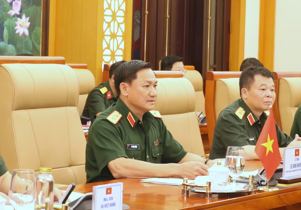 Trung tướng Lê Văn Hướng (trái), Phó Tổng Tham mưu trưởng Quân đội nhân dân Việt Nam tại hội đàm. (Ảnh: PV/Vietnam+) Trung tướng Lê Văn Hướng (trái), Phó Tổng Tham mưu trưởng Quân đội nhân dân Việt Nam tại hội đàm. (Ảnh: PV/Vietnam+)