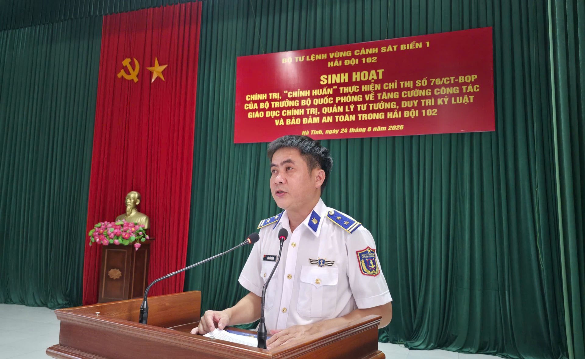 Đồng ch&iacute; Trung t&aacute; Đ&agrave;o Văn Kh&aacute;nh - B&iacute; thư Đảng ủy, Ch&iacute;nh trị vi&ecirc;n Hải đội ph&aacute;t biểu chỉ đạo, định hướng nội dung sinh hoạt