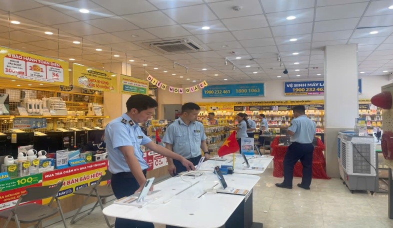 Lực lượng thuộc Đội Quản lý thị trường số 5 kiểm tra hàng hóa tại cơ sở kinh doanh Lực lượng thuộc Đội Quản lý thị trường số 5 kiểm tra hàng hóa tại cơ sở kinh doanh