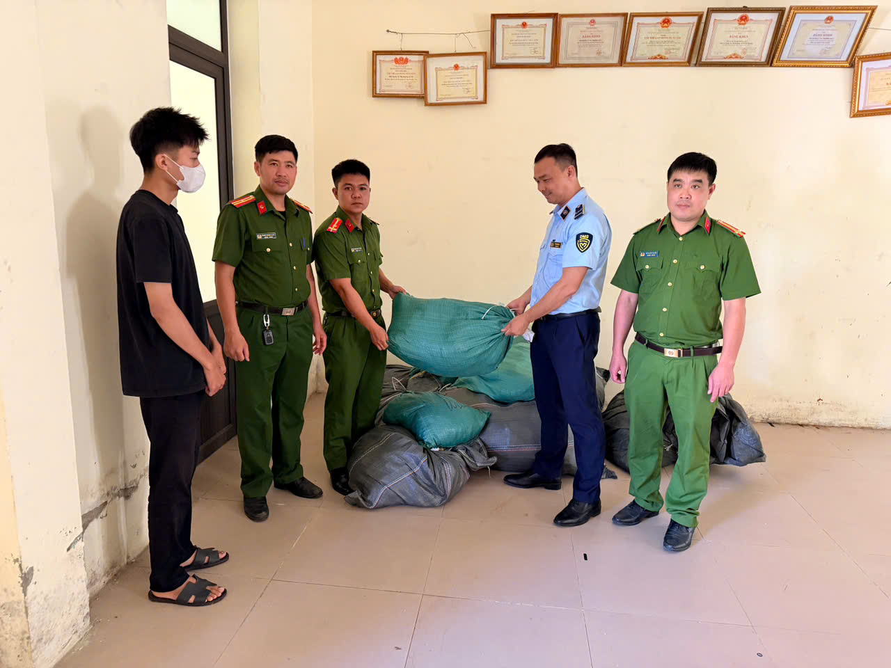 Hưng Yên: Chuyển hồ sơ sang cơ quan điều tra vụ buôn bán hàng hiệu giả mạo trị giá hàng trăm triệu đồng