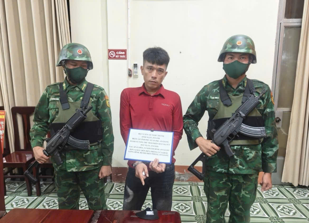 Đối tượng Lê Ngọc Thanh và tang vật ma túy. Đối tượng Lê Ngọc Thanh và tang vật ma túy.