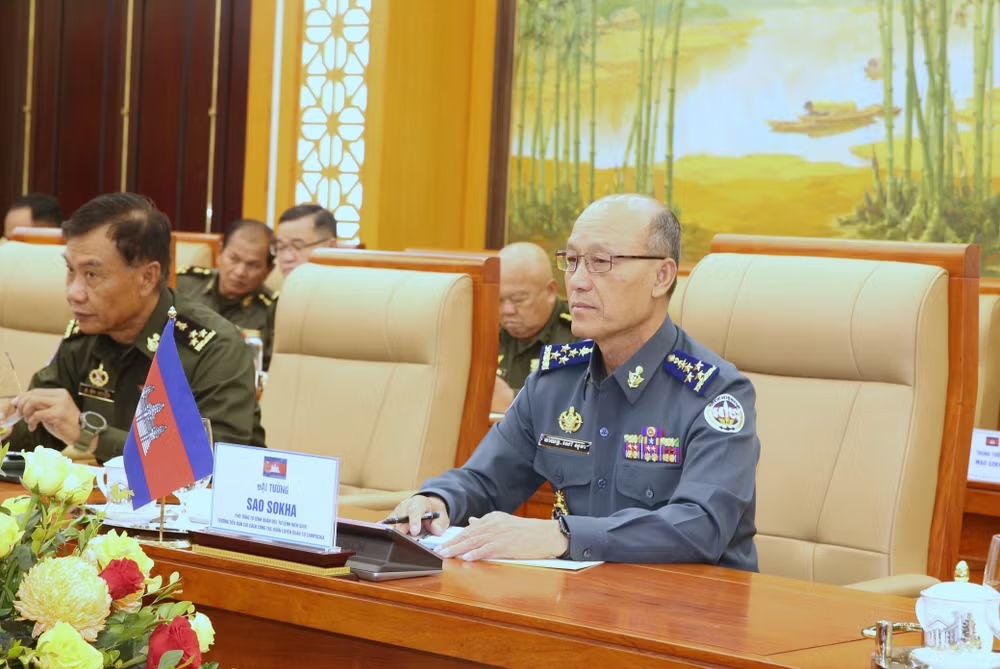 Đại tướng Sao Sokha (phải), Phó Tổng Tư lệnh Quân đội kiêm Tư lệnh Hiến binh Hoàng gia Campuchia tại hội đàm. (Ảnh: PV/Vietnam+) Đại tướng Sao Sokha (phải), Phó Tổng Tư lệnh Quân đội kiêm Tư lệnh Hiến binh Hoàng gia Campuchia tại hội đàm. (Ảnh: PV/Vietnam+)
