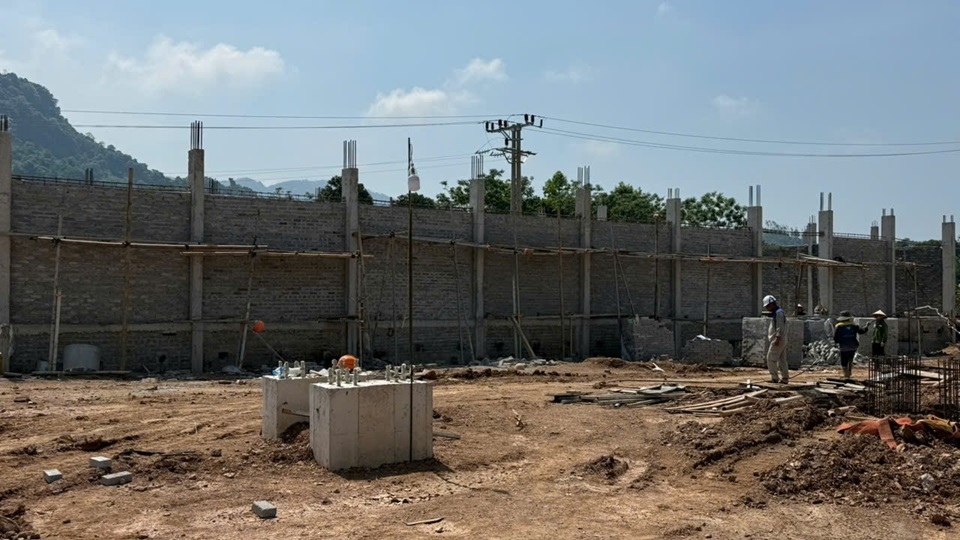 Dự &aacute;n Đường d&acirc;y v&agrave; TBA 110kV T&acirc;n Lạc đ&atilde; b&agrave;n giao được mặt bằng vị trạm 110kV T&acirc;n Lạc để triển khai thi c&ocirc;ng.