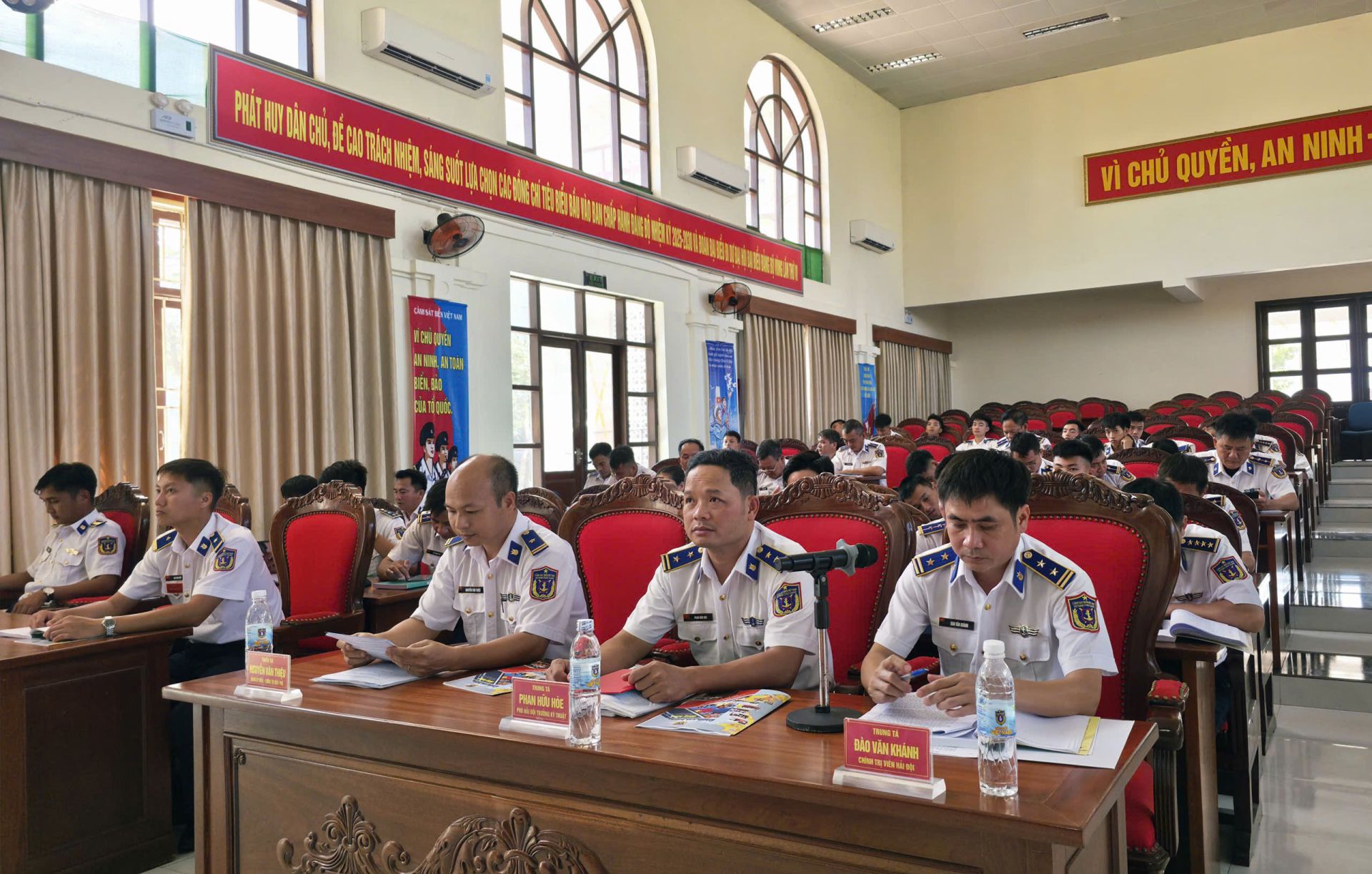 C&aacute;n bộ, chiến sĩ tham dự sinh hoạt ch&iacute;nh trị, &ldquo;chỉnh huấn&rdquo; thực hiện Chỉ thị số 76/CT-BQP