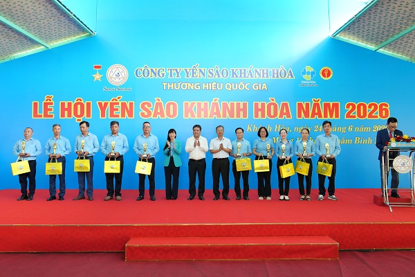 B&iacute; thư Tỉnh ủy Trần Phong c&ugrave;ng l&atilde;nh đạo UBND tỉnh, l&atilde;nh đạo C&ocirc;ng ty Yến s&agrave;o Kh&aacute;nh H&ograve;a trao thưởng cho c&aacute;c c&aacute; nh&acirc;n c&oacute; th&agrave;nh t&iacute;ch