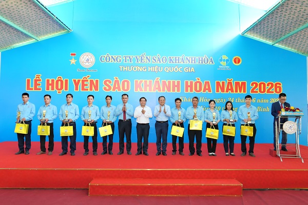 L&atilde;nh đạo HĐND tỉnh, nguy&ecirc;n l&atilde;nh đạo UBND tỉnh, l&atilde;nh đạo C&ocirc;ng ty Yến s&agrave;o Kh&aacute;nh H&ograve;a trao thưởng cho c&aacute;c c&aacute; nh&acirc;n c&oacute; th&agrave;nh t&iacute;ch xuất sắc