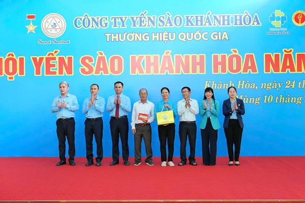 Lãnh đạo Công ty yến sào trao quà cho cựu cán bộ công nhân công ty có công lao Lãnh đạo Công ty yến sào trao quà cho cựu cán bộ công nhân công ty có công lao