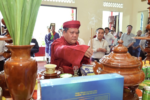 B&iacute; thư Tỉnh ủy Trần Phong thực hiện nghi lễ d&acirc;ng hương l&ecirc;n Thủy tổ ng&agrave;nh nghề Yến s&agrave;o