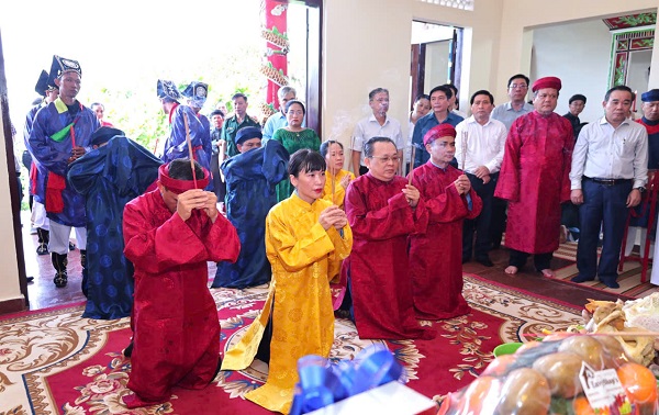Ban lãnh đạo Công ty Yến sào Khánh Hòa thực hiện nghi lễ dâng hương lên Thủy tổ ngành nghề Yến sào Ban lãnh đạo Công ty Yến sào Khánh Hòa thực hiện nghi lễ dâng hương lên Thủy tổ ngành nghề Yến sào
