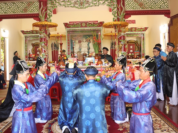Thực hiện nghi lễ d&acirc;ng hương l&ecirc;n Thủy tổ ng&agrave;nh nghề Yến s&agrave;o
