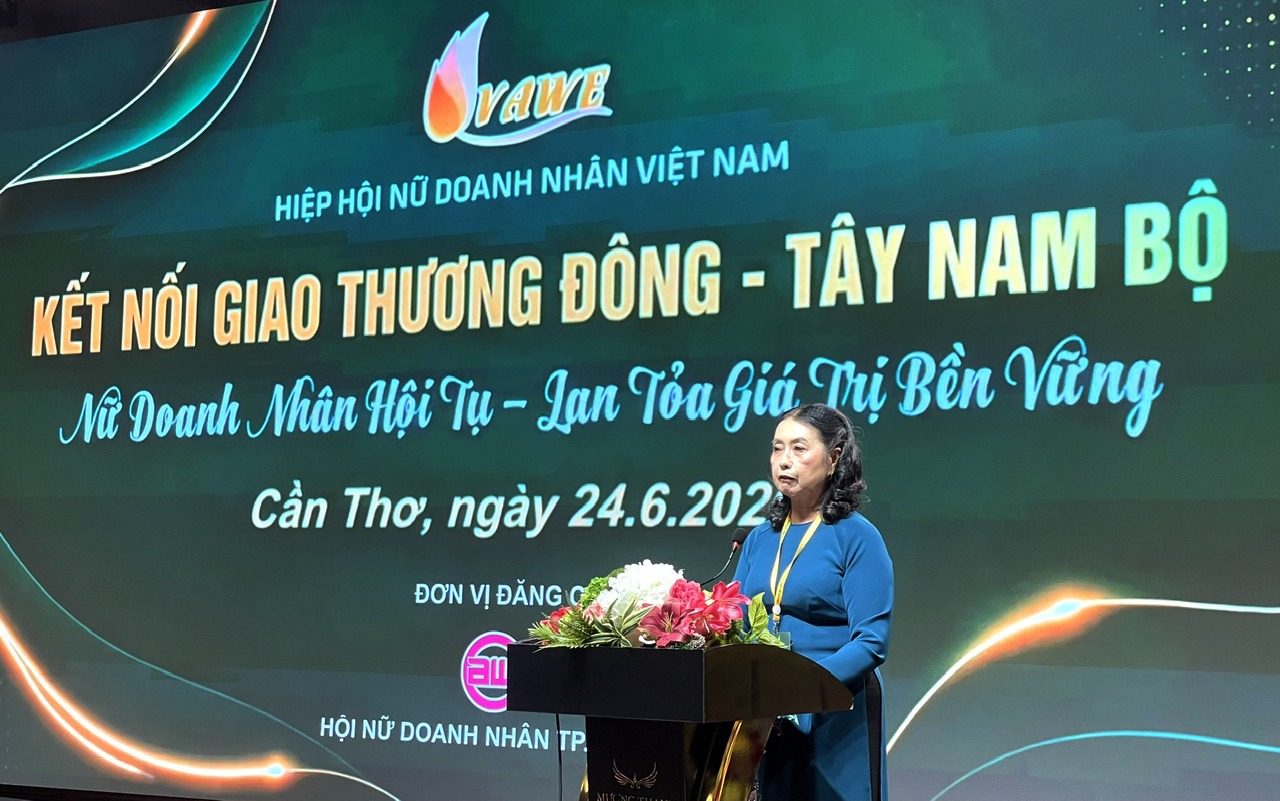 B&agrave; Hồ Kim Li&ecirc;n, Ph&oacute; Chủ tịch, Trưởng Ban x&uacute;c tiến thương mại VAWE ph&aacute;t biểu khai mạc sự kiện