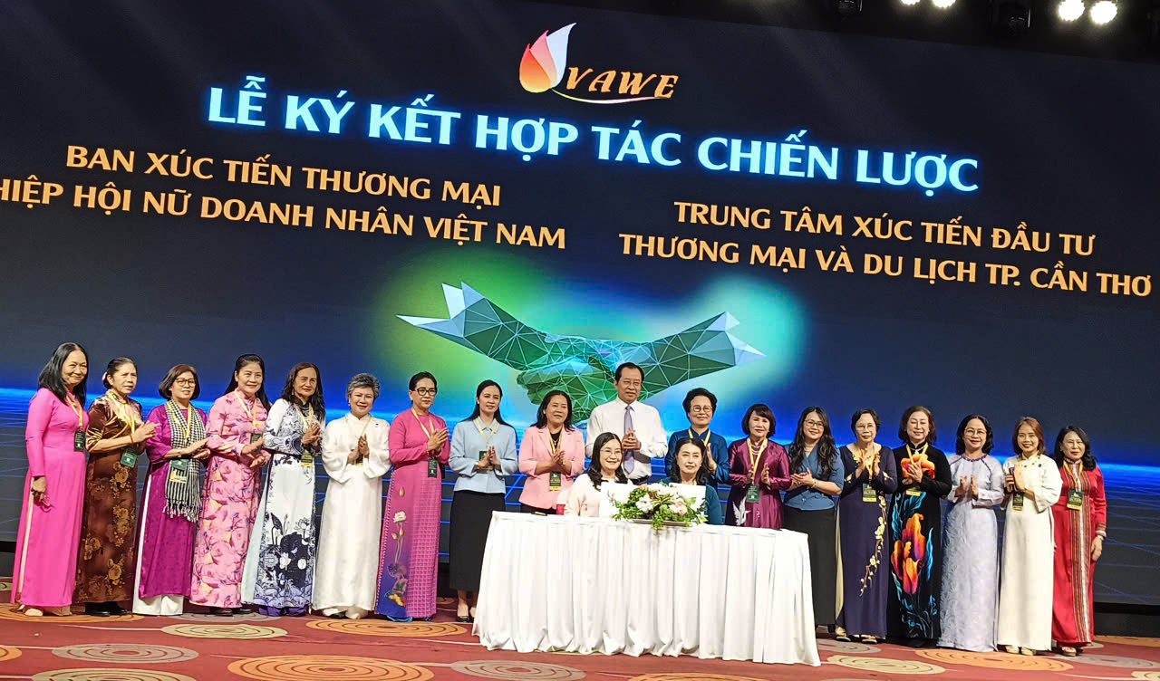 Lễ k&yacute; kết hợp t&aacute;c, bi&ecirc;n bản ghi nhớ giữa Ban X&uacute;c tiến thương mại-VAWE với Trung t&acirc;m X&uacute;c tiến Thương mại, Đầu tư v&agrave; Du lịch TP. Cần Thơ