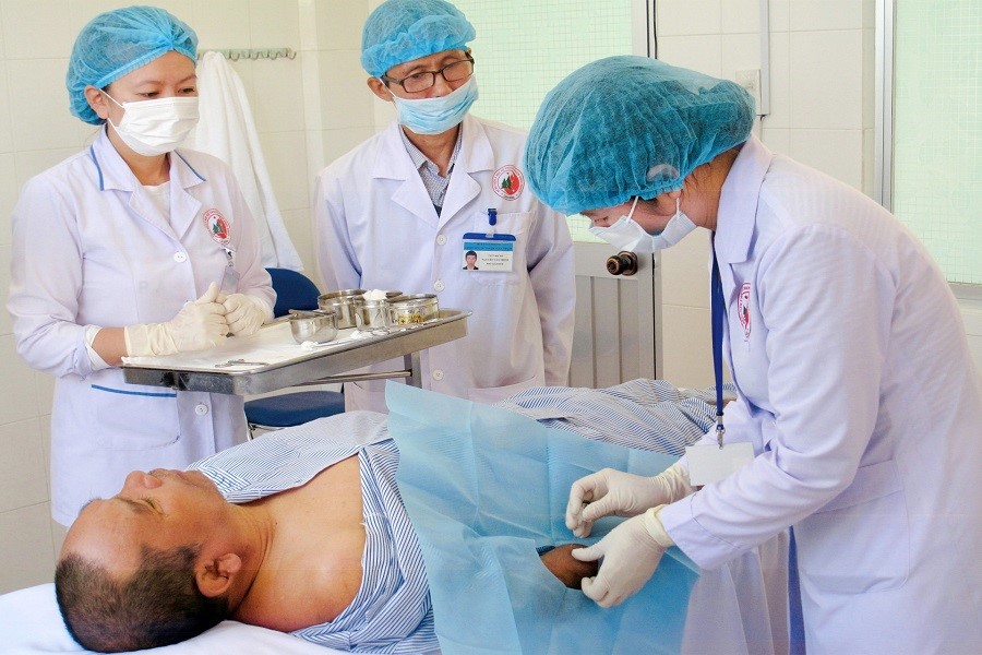 C&aacute;c b&aacute;c sĩ Bệnh viện YHCT Phạm Ngọc Thạch L&acirc;m Đồng thực hiện phương ph&aacute;p cấy chỉ để điều trị mất ngủ cho bệnh nh&acirc;n.