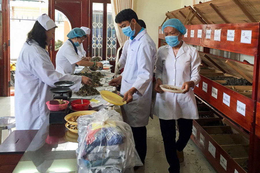 Cấp ph&aacute;t thuốc miễn ph&iacute; cho bệnh nh&acirc;n tại Tuệ Tĩnh Đường Linh Quang, phường Cam Ly - Đ&agrave; Lạt, tỉnh L&acirc;m Đồng.
