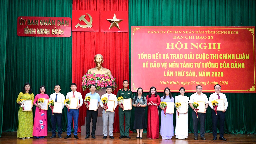 Đảng ủy UBND tỉnh Ninh Bình vinh danh các tác giả xuất sắc tại Cuộc thi chính luận