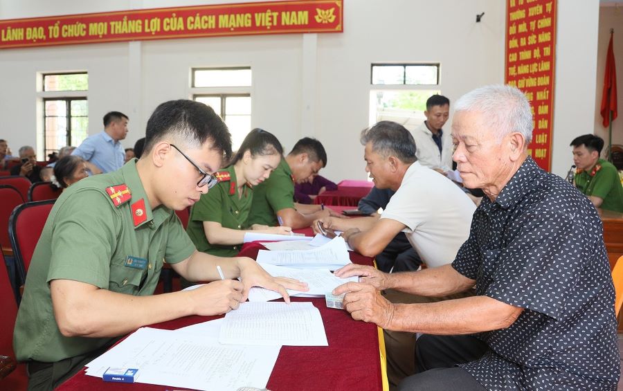 Công an các địa phương ở Hà Tĩnh đang đẩy mạnh công tác tuyên truyền, hướng dẫn đăng ký lấy mẫu ADN thân nhân liệt sĩ Công an các địa phương ở Hà Tĩnh đang đẩy mạnh công tác tuyên truyền, hướng dẫn đăng ký lấy mẫu ADN thân nhân liệt sĩ