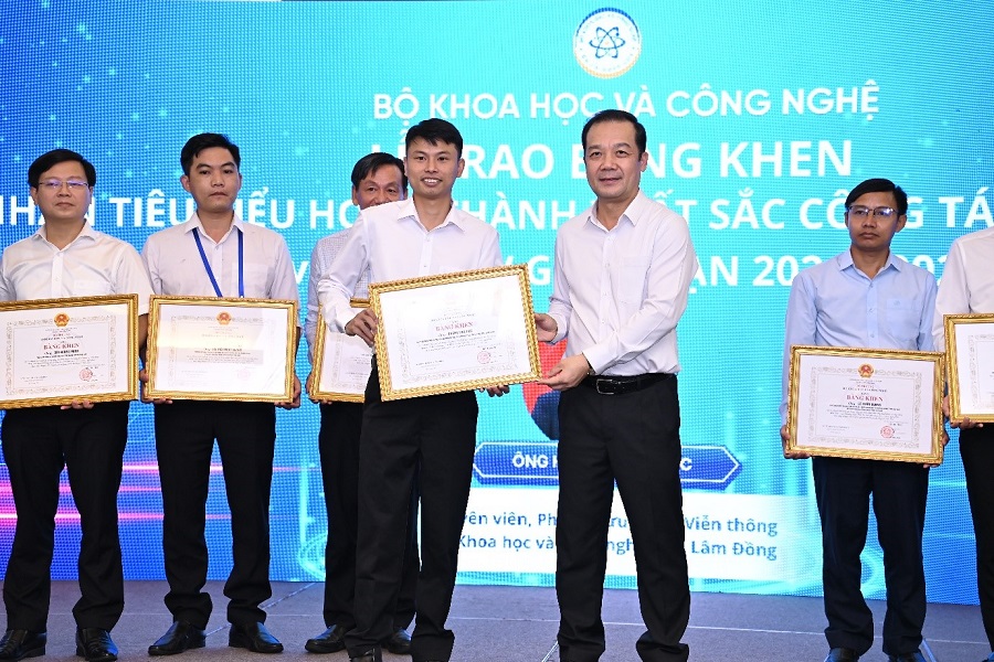 &Ocirc;ng Ho&agrave;ng Văn Đức, Chuy&ecirc;n vi&ecirc;n Ph&ograve;ng Bưu ch&iacute;nh, Viễn th&ocirc;ng, Sở Khoa học v&agrave; C&ocirc;ng nghệ tỉnh L&acirc;m Đồng nhận Bằng khen của Bộ trưởng Bộ Khoa học v&agrave; C&ocirc;ng nghệ.