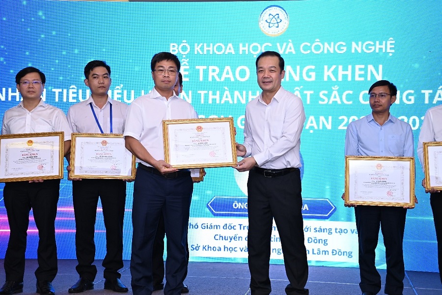 &Ocirc;ng L&ecirc; Đăng Khoa, Ph&oacute; Gi&aacute;m đốc Trung t&acirc;m Đổi mới s&aacute;ng tạo v&agrave; Chuyển đổi số tỉnh L&acirc;m Đồng nhận Bằng khen của Bộ trưởng Bộ Khoa học v&agrave; C&ocirc;ng nghệ.