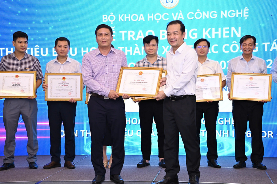 &Ocirc;ng Trần Thanh Duy - Ph&oacute; Gi&aacute;m đốc Sở Khoa học v&agrave; C&ocirc;ng nghệ tỉnh L&acirc;m Đồng nhận Bằng khen của Bộ trưởng Bộ Khoa học v&agrave; C&ocirc;ng nghệ d&agrave;nh cho tập thể đ&atilde; c&oacute; th&agrave;nh t&iacute;ch xuất sắc trong c&ocirc;ng t&aacute;c triển khai, th&uacute;c đẩy ph&aacute;t triển v&agrave; ứng dụng IPv6 Việt Nam, Chương tr&igrave;nh IPv6 For Gov giai đoạn 2021 &ndash; 2025, g&oacute;p phần th&uacute;c đẩy chuyển đổi số quốc gia v&agrave; ph&aacute;t triển hạ tầng số Việt Nam. Ảnh: Ho&agrave;ng Đức