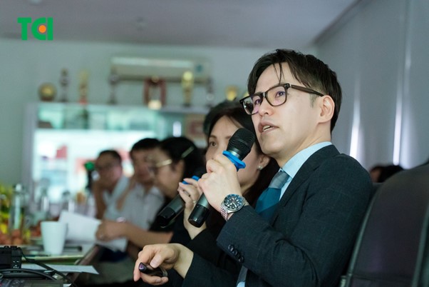 PGS.TS.BS Masashi Misawa tr&igrave;nh b&agrave;y tại hội thảo Cập nhật C&ocirc;ng nghệ si&ecirc;u nội soi Endocyto từ Nhật Bản. Ảnh: TCI