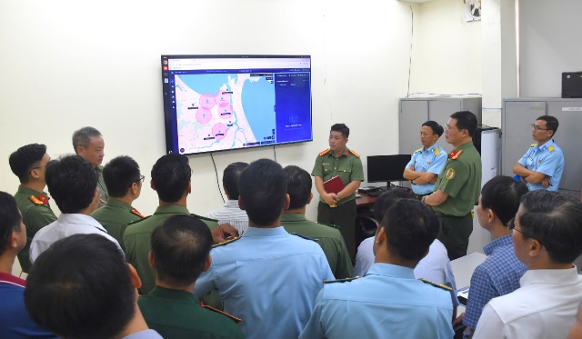 Các lực lượng đánh giá kết quả triển khai thí điểm lực lượng kiểm soát an ninh hàng không thực hiện công tác phát hiện, chế áp UAV tại sân bay Đà Nẵng - Ảnh: A.N.H.K. Các lực lượng đánh giá kết quả triển khai thí điểm lực lượng kiểm soát an ninh hàng không thực hiện công tác phát hiện, chế áp UAV tại sân bay Đà Nẵng - Ảnh: A.N.H.K.
