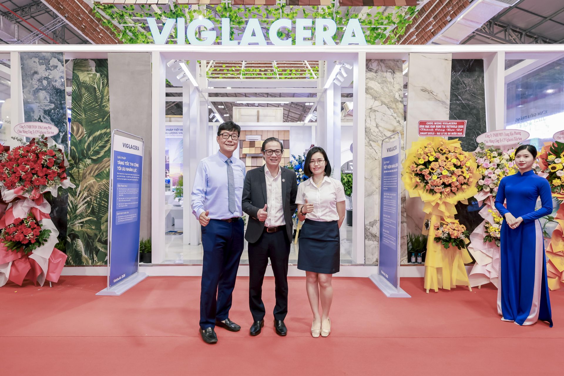 &Ocirc;ng Đinh Hồng Kỳ - Chủ tịch Hiệp hội X&acirc;y dựng v&agrave; Vật liệu x&acirc;y dựng Th&agrave;nh phố Hồ Ch&iacute; Minh (SACA) tới tham quan gian h&agrave;ng Viglacera  tại Triển l&atilde;m