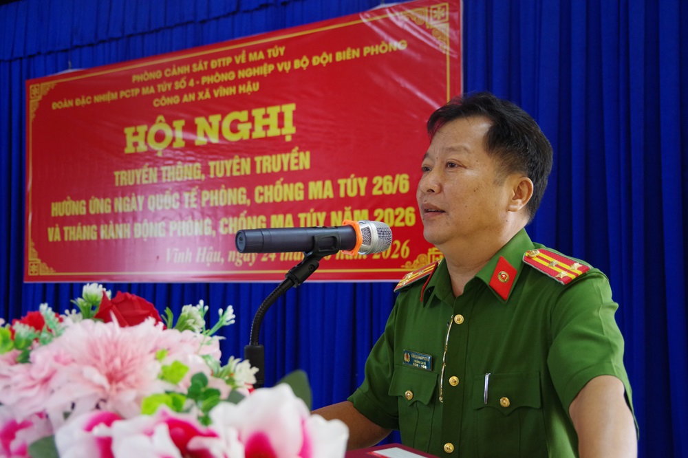 Thượng t&aacute; Văn Quang Phong - Đội trưởng Đội Tham mưu Ph&ograve;ng PC04 C&ocirc;ng an tỉnh C&agrave; Mau giới thiệu c&aacute;c quy định mới của Luật Ph&ograve;ng chống tội phạm ma t&uacute;y