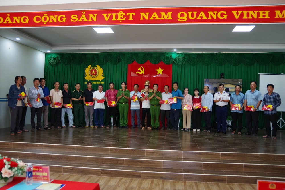 Tổ c&ocirc;ng t&aacute;c tặng 50 l&aacute; cờ Tổ quốc cho người d&acirc;n x&atilde; Phan Ngọc Hiển