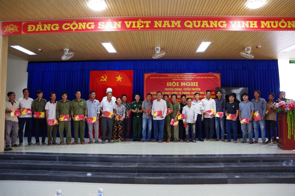 Tổ c&ocirc;ng t&aacute;c tặng 50 l&aacute; cờ Tổ quốc cho người d&acirc;n x&atilde; Vĩnh Hậu