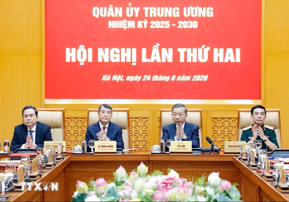 Tổng B&iacute; thư, Chủ tịch nước T&ocirc; L&acirc;m c&ugrave;ng Thủ tướng L&ecirc; Minh Hưng, Chủ tịch Quốc hội Trần Thanh Mẫn v&agrave; Đại tướng Phan Văn Giang, Ủy vi&ecirc;n Bộ Ch&iacute;nh trị, Ph&oacute; B&iacute; thư Qu&acirc;n ủy Trung ương, Ph&oacute; Thủ tướng, Bộ trưởng Quốc ph&ograve;ng chủ tr&igrave; Hội nghị lần thứ hai Qu&acirc;n ủy Trung ương nhiệm kỳ 2025-2030 - Ảnh: TTXVN