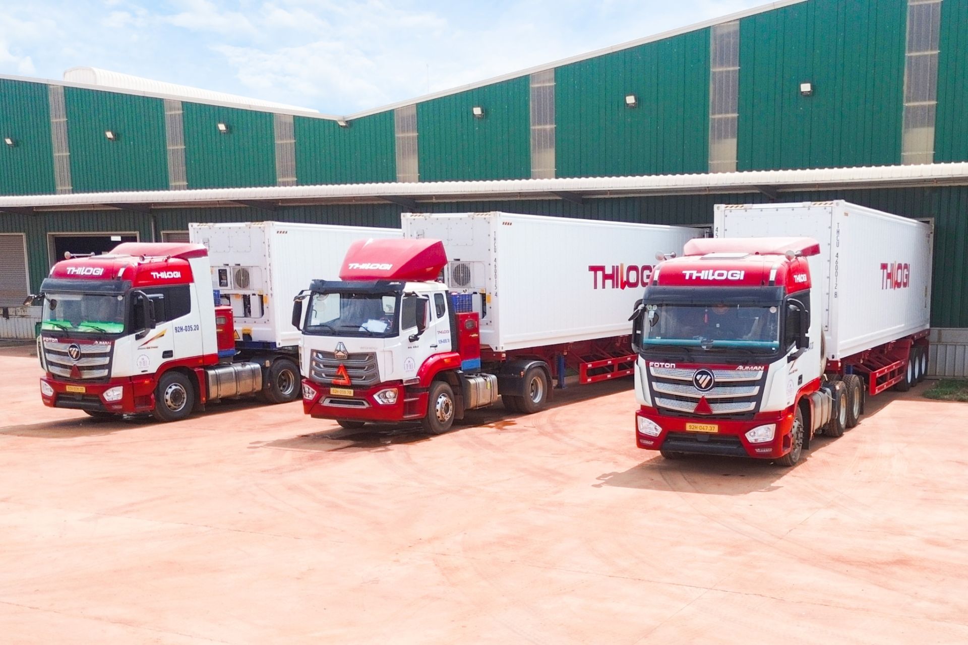 Tiếp nhận h&agrave;ng h&oacute;a tại c&aacute;c tổng kho, v&ugrave;ng nguy&ecirc;n liệu