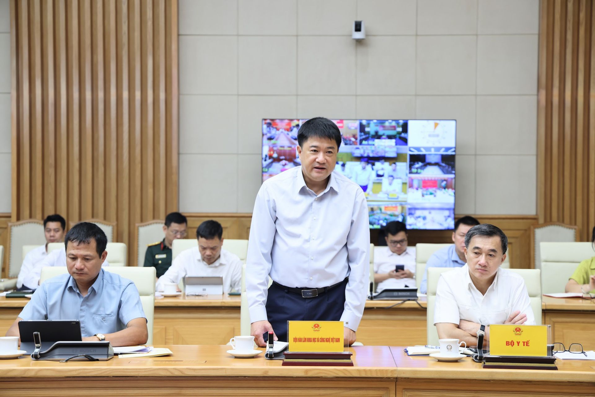 L&atilde;nh đạo c&aacute;c bộ ng&agrave;nh, đơn vị n&ecirc;u &yacute; kiến tại Hội nghị - Ảnh: VGP/Thu Giang