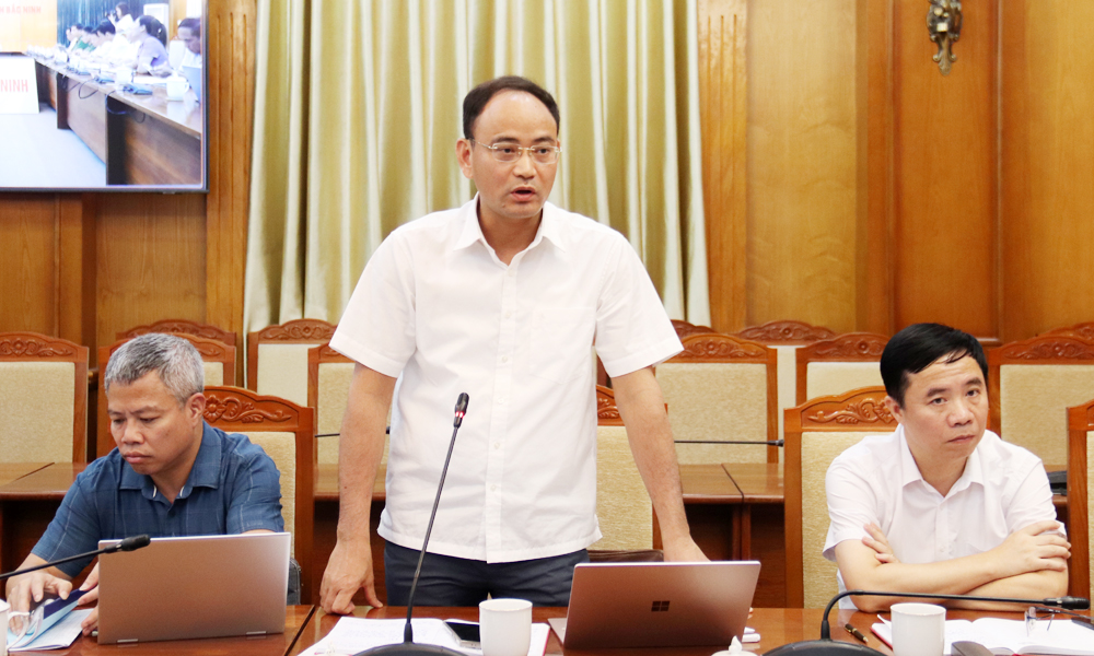 Đại diện l&atilde;nh đạo Sở N&ocirc;ng nghiệp v&agrave; M&ocirc;i trường trao đổi về những giải ph&aacute;p đẩy nhanh tiến độ l&agrave;m sạch, l&agrave;m gi&agrave;u dữ liệu đất đai.
