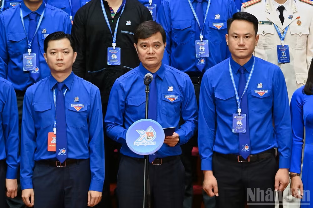 Đồng ch&iacute; B&ugrave;i Quang Huy thay mặt Ban Chấp h&agrave;nh Trung ương Đo&agrave;n kh&oacute;a XIII ph&aacute;t biểu nhận nhiệm vụ trước Đại hội